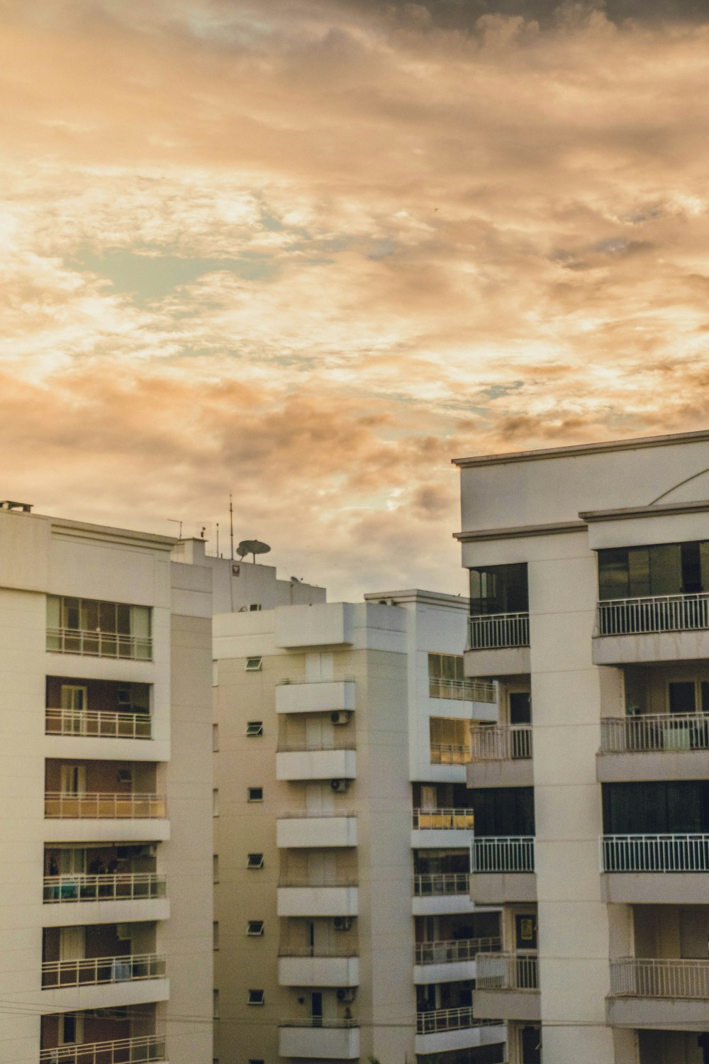 Weißes Betongebäude tagsüber unter bewölktem Himmel