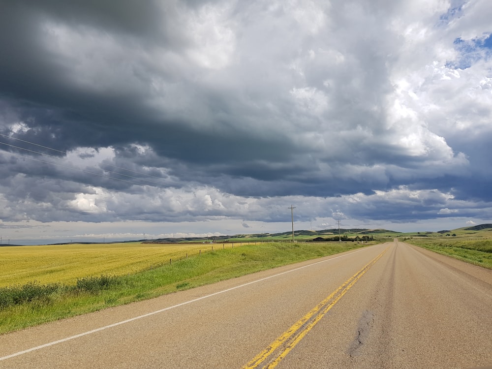route en béton gris sous des nuages gris