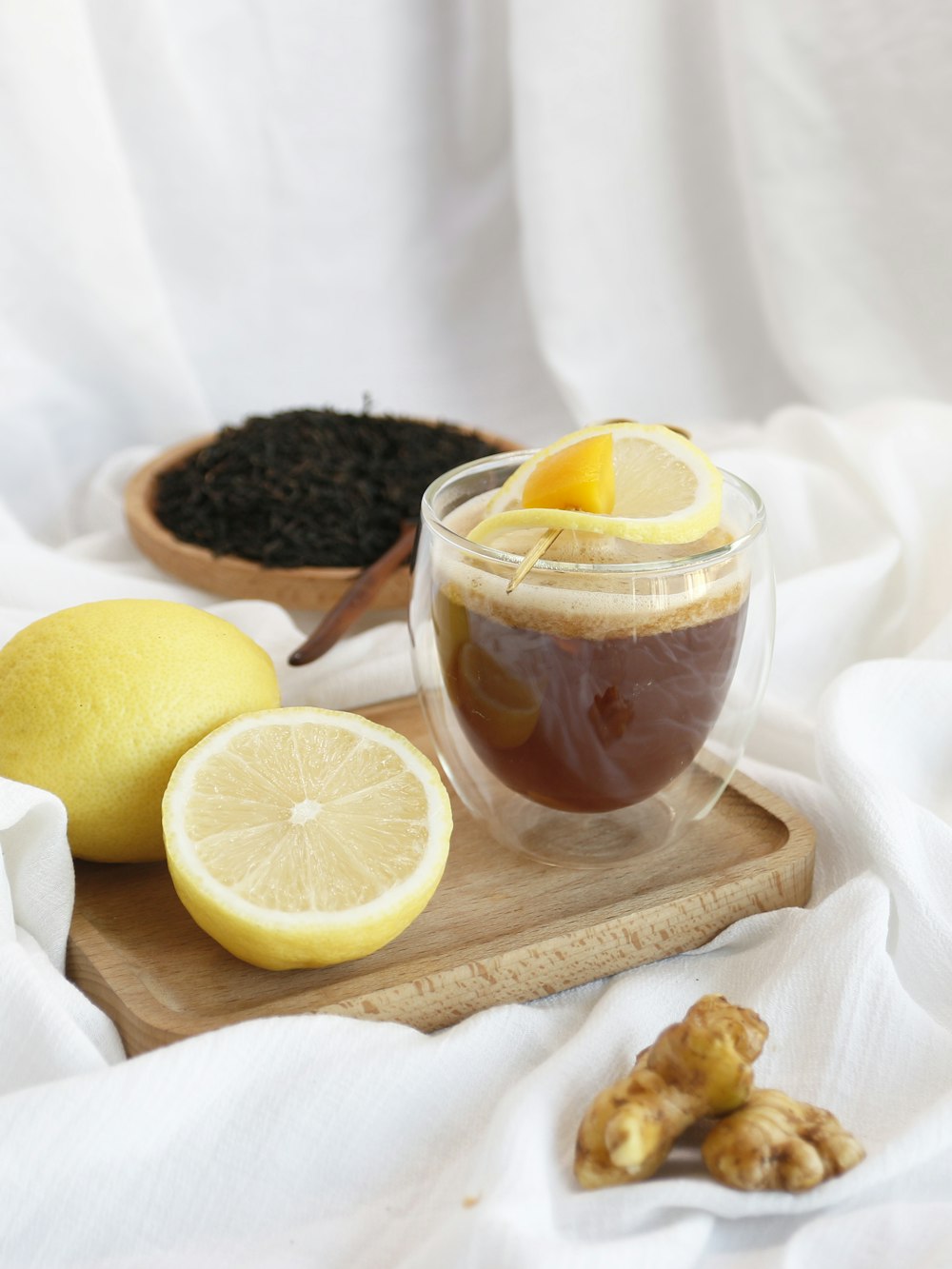 un bicchiere di tè freddo con limoni e tè nero
