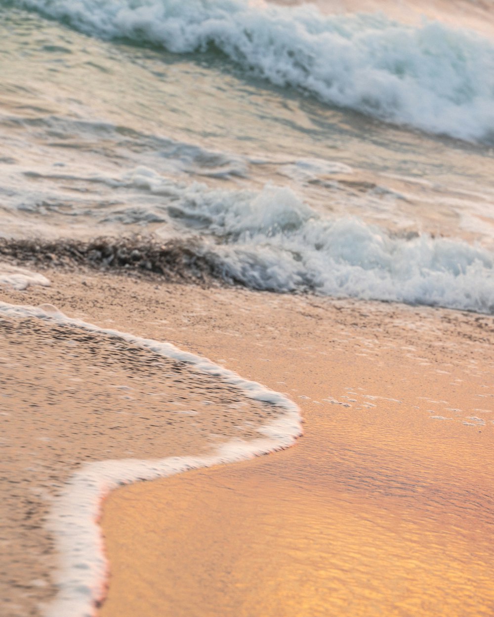 ocean waves crashing on shore during daytime