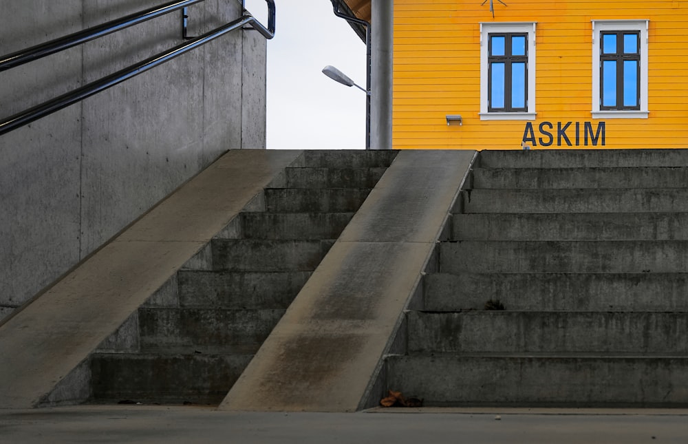 Bâtiment en béton jaune et rouge