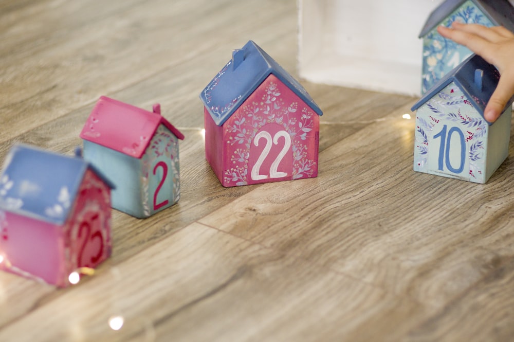 Maison en céramique rouge et blanche sur table en bois marron