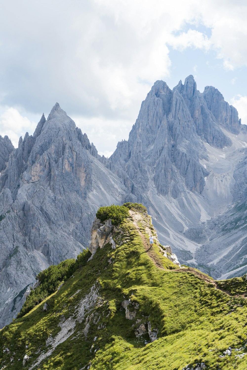 Montaña rocosa gris bajo el cielo blanco durante el día