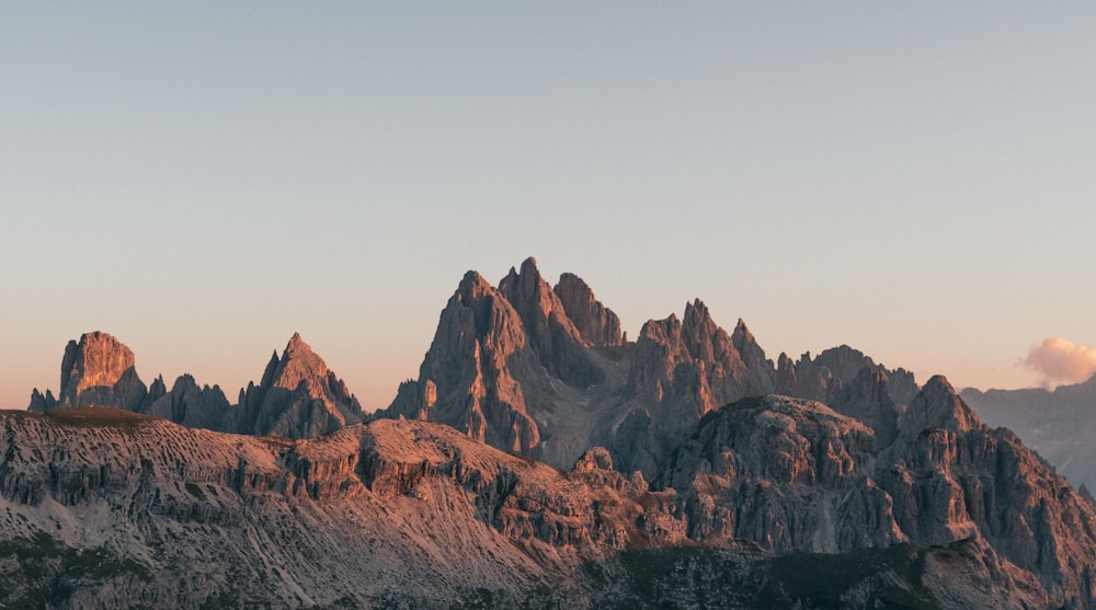 Montagna rocciosa marrone sotto il cielo bianco durante il giorno