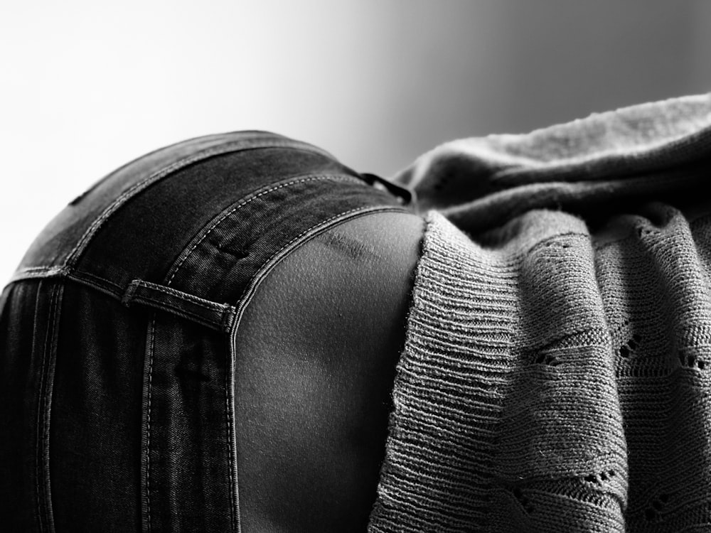 Foto en escala de grises de una persona con jeans de mezclilla