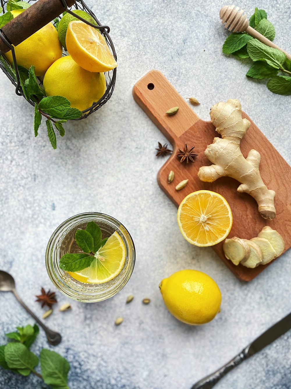 sliced lemon beside sliced lemon on chopping board