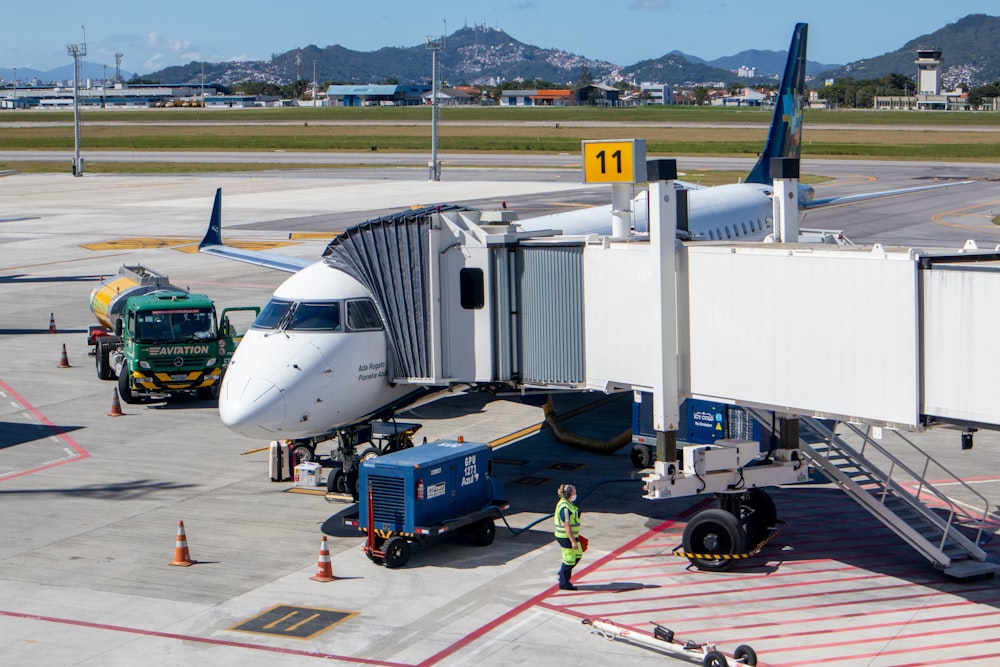 Avion bleu et blanc sur l’aéroport pendant la journée