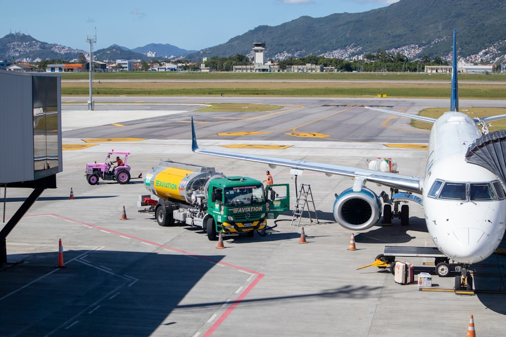 日中の空港での緑と黄色のトラック