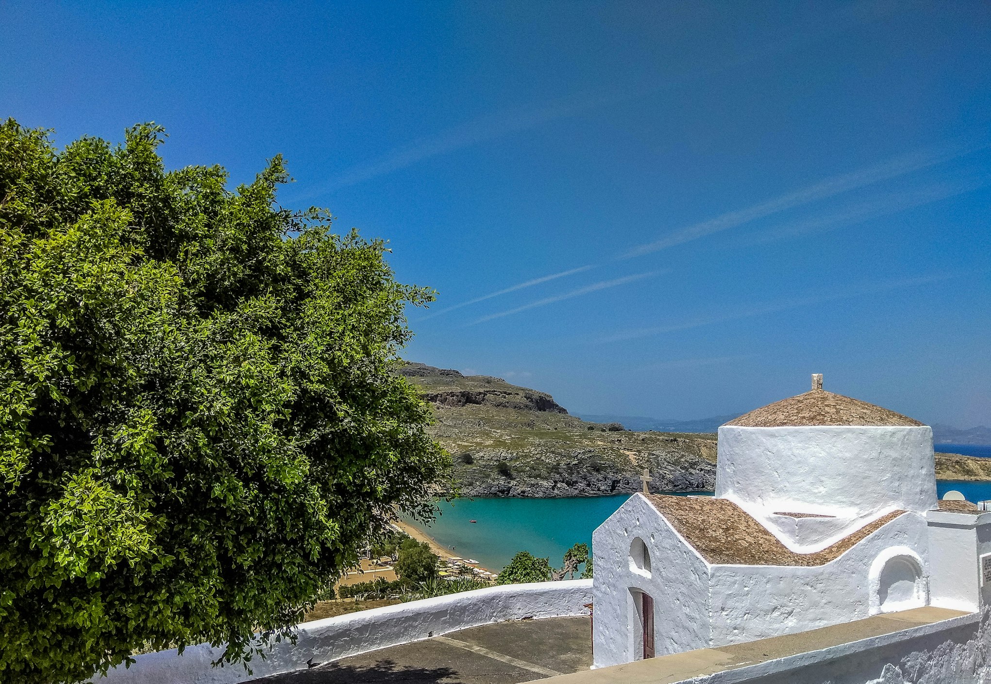 Edificio bianco con tetto marrone davanti al mare