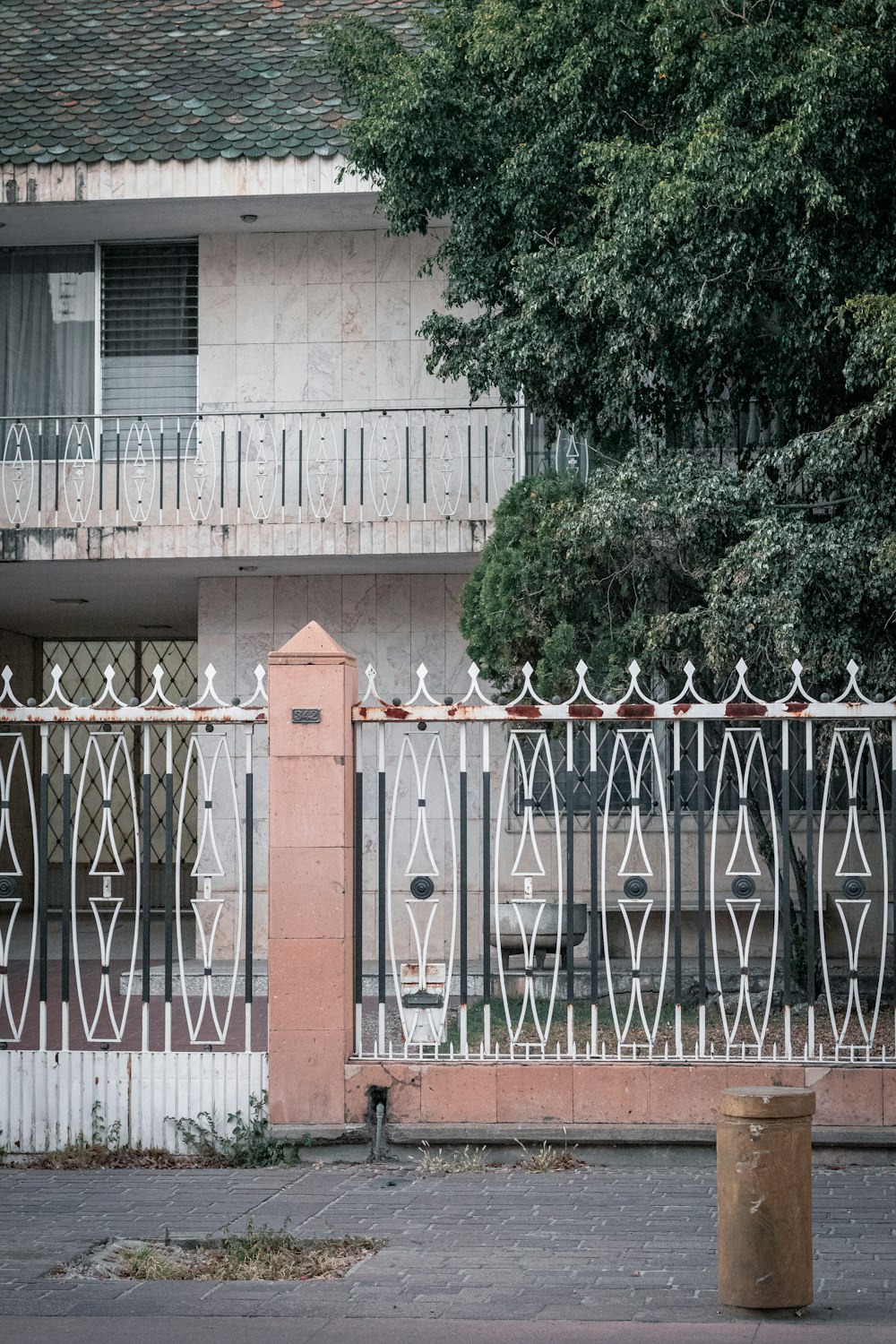 bâtiment en béton blanc et brun près d’arbres verts pendant la journée