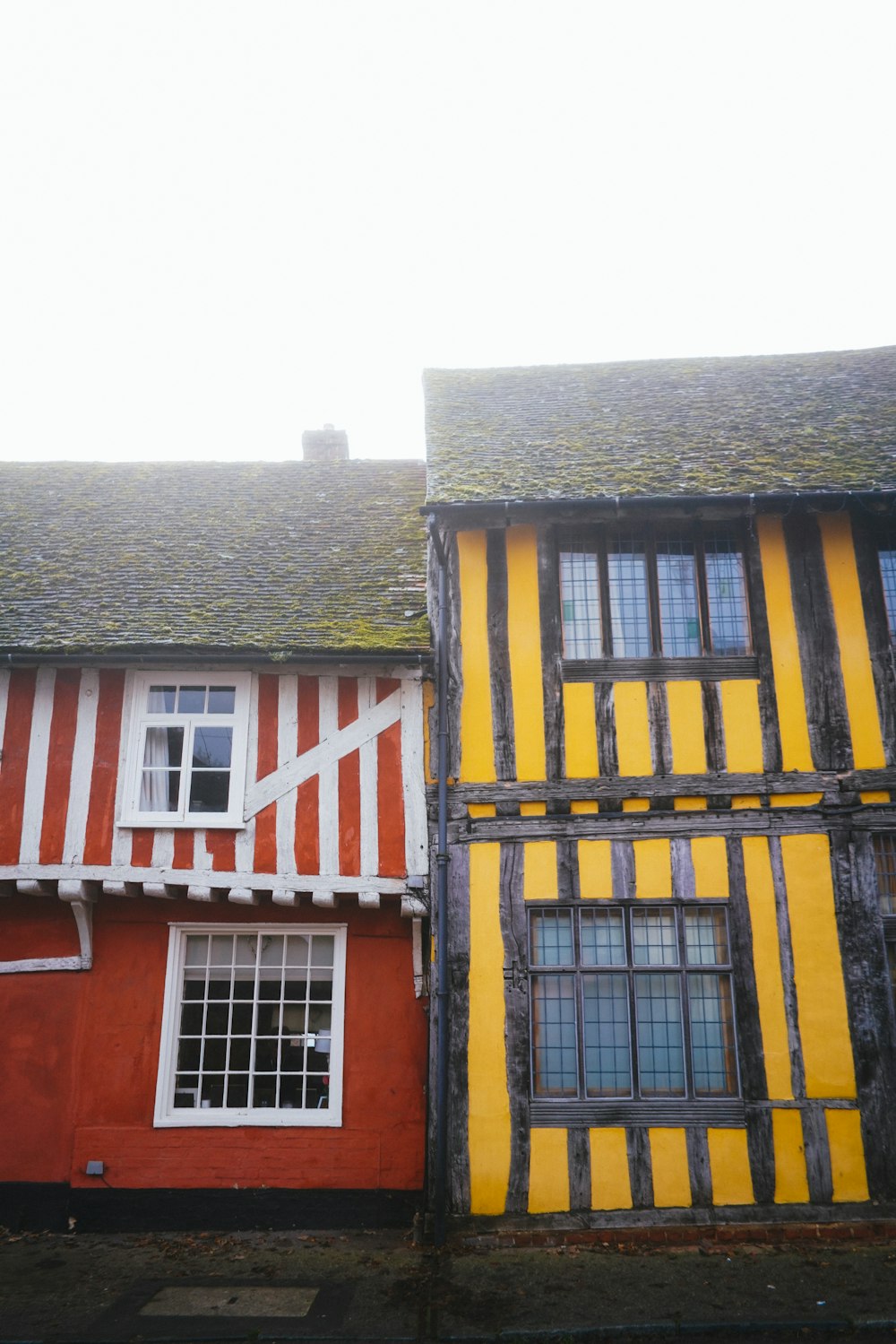 casa in cemento giallo, rosso e grigio