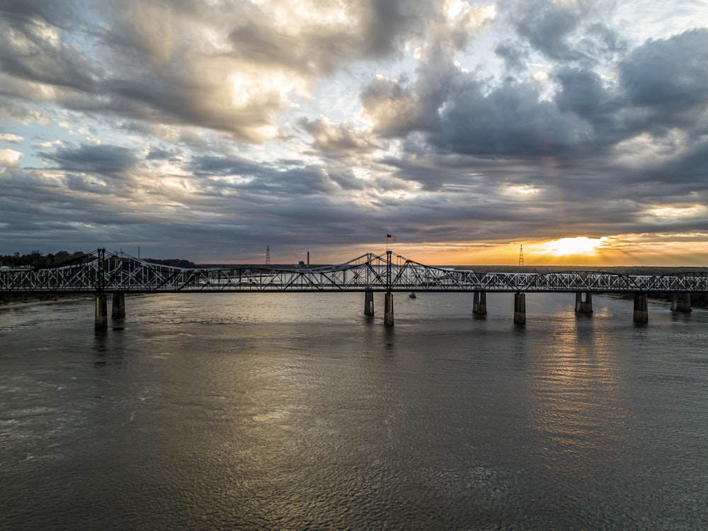 Puente sobre el agua durante la puesta de sol