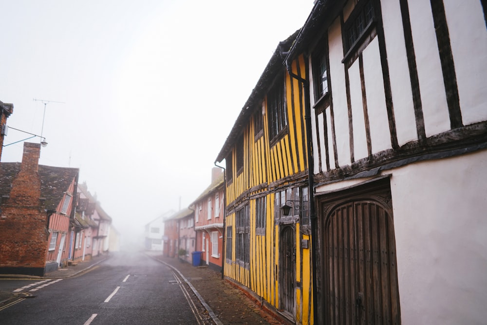 Edificios de hormigón amarillo y marrón durante el día