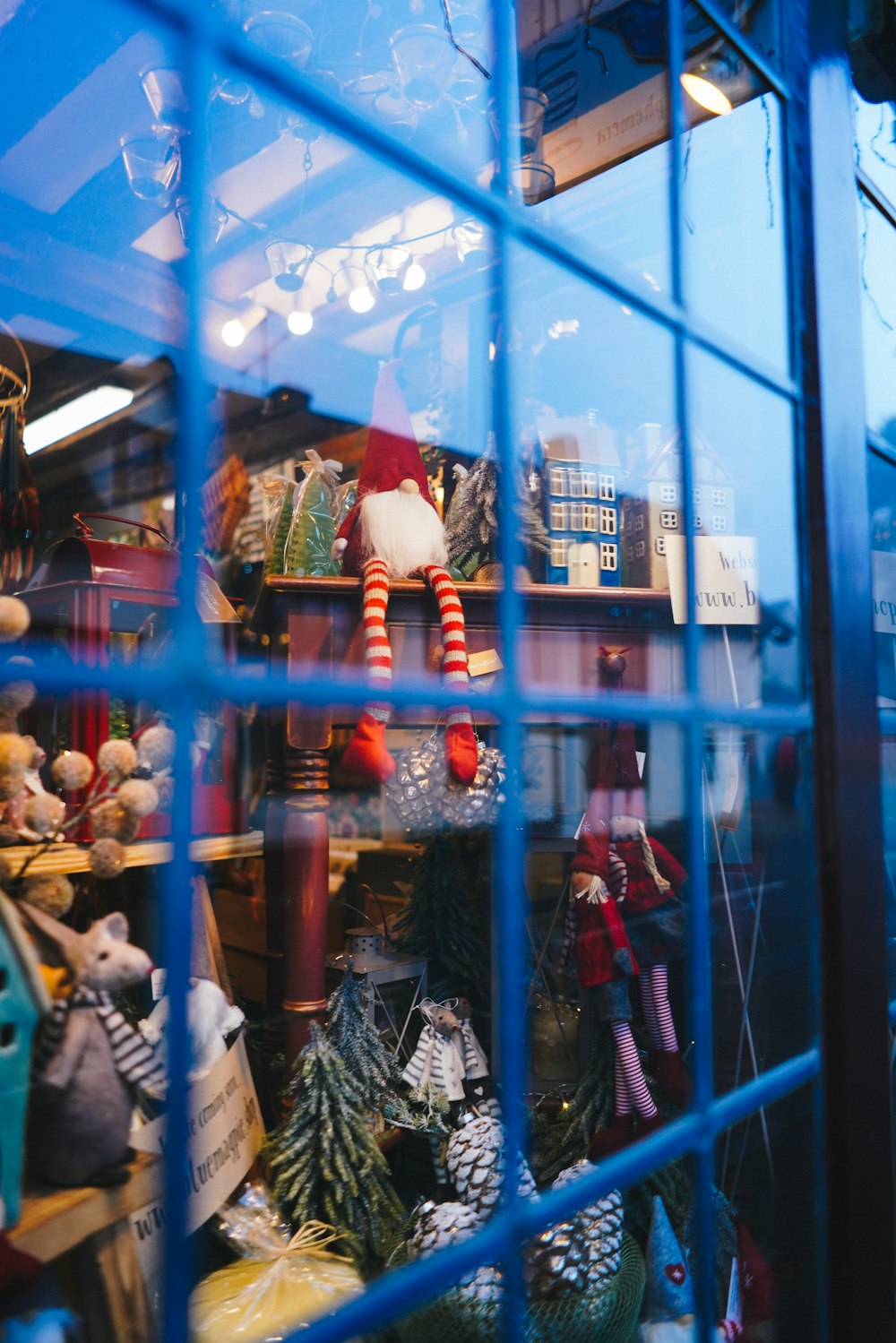 Fachada de la tienda roja y blanca