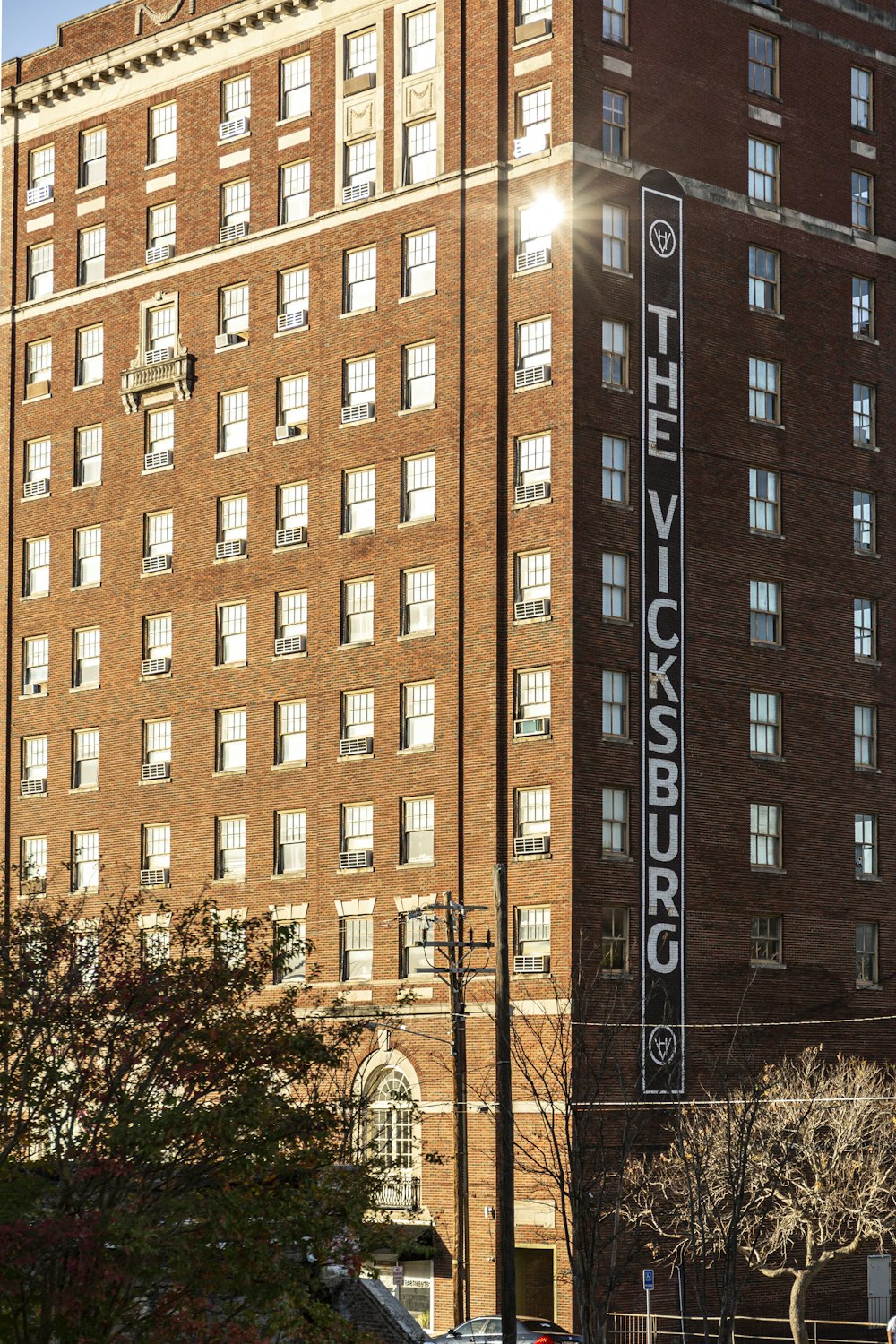 Edificio de hormigón marrón durante el día