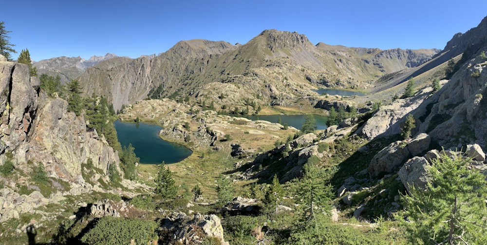 lago verde cercado por montanhas durante o dia