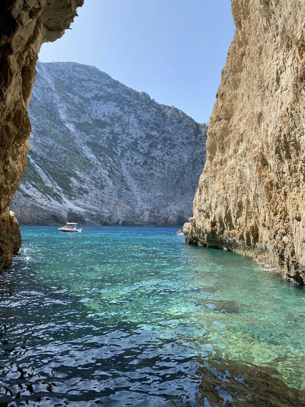 Specchio d'acqua tra le montagne rocciose durante il giorno