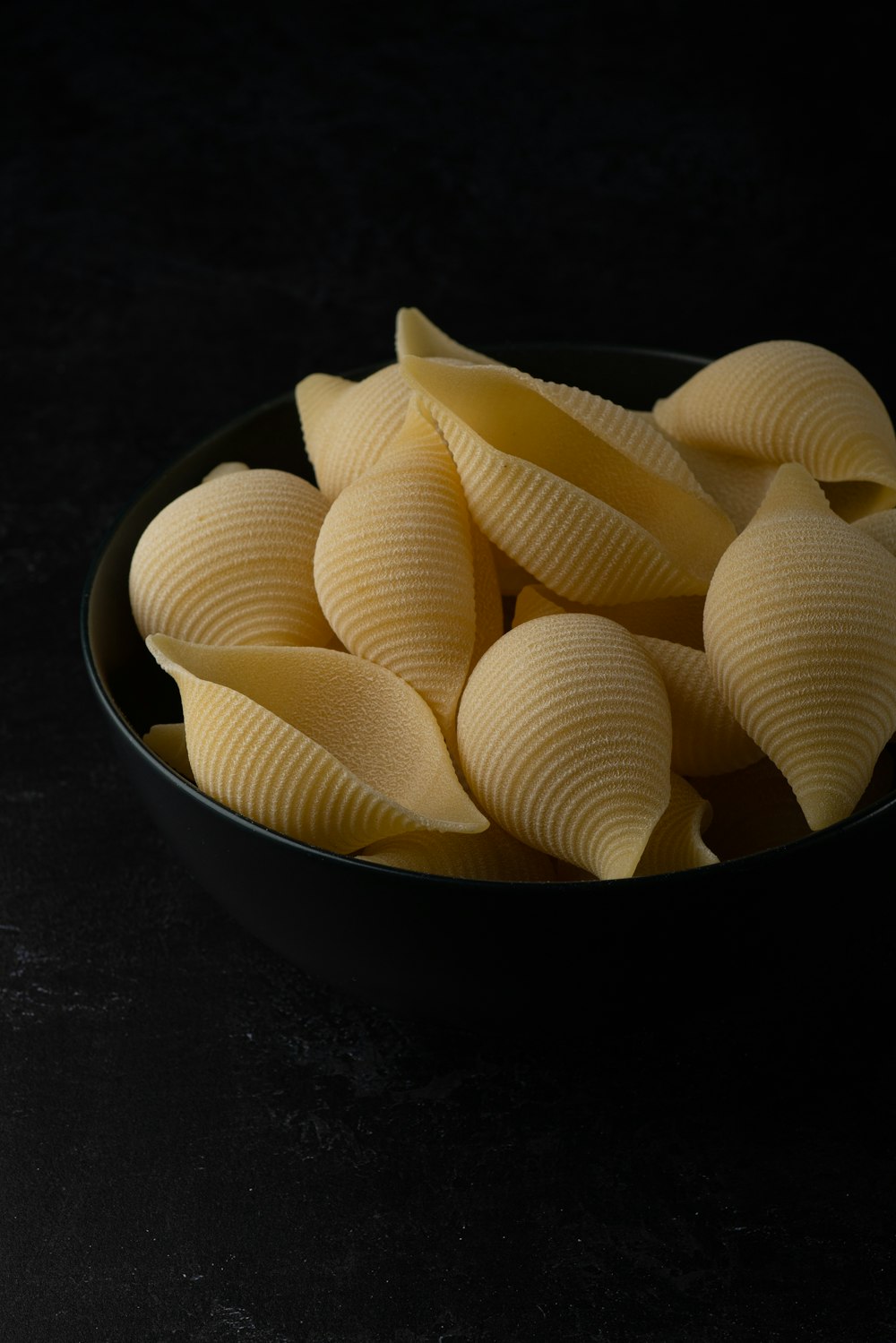 white garlic on black ceramic bowl