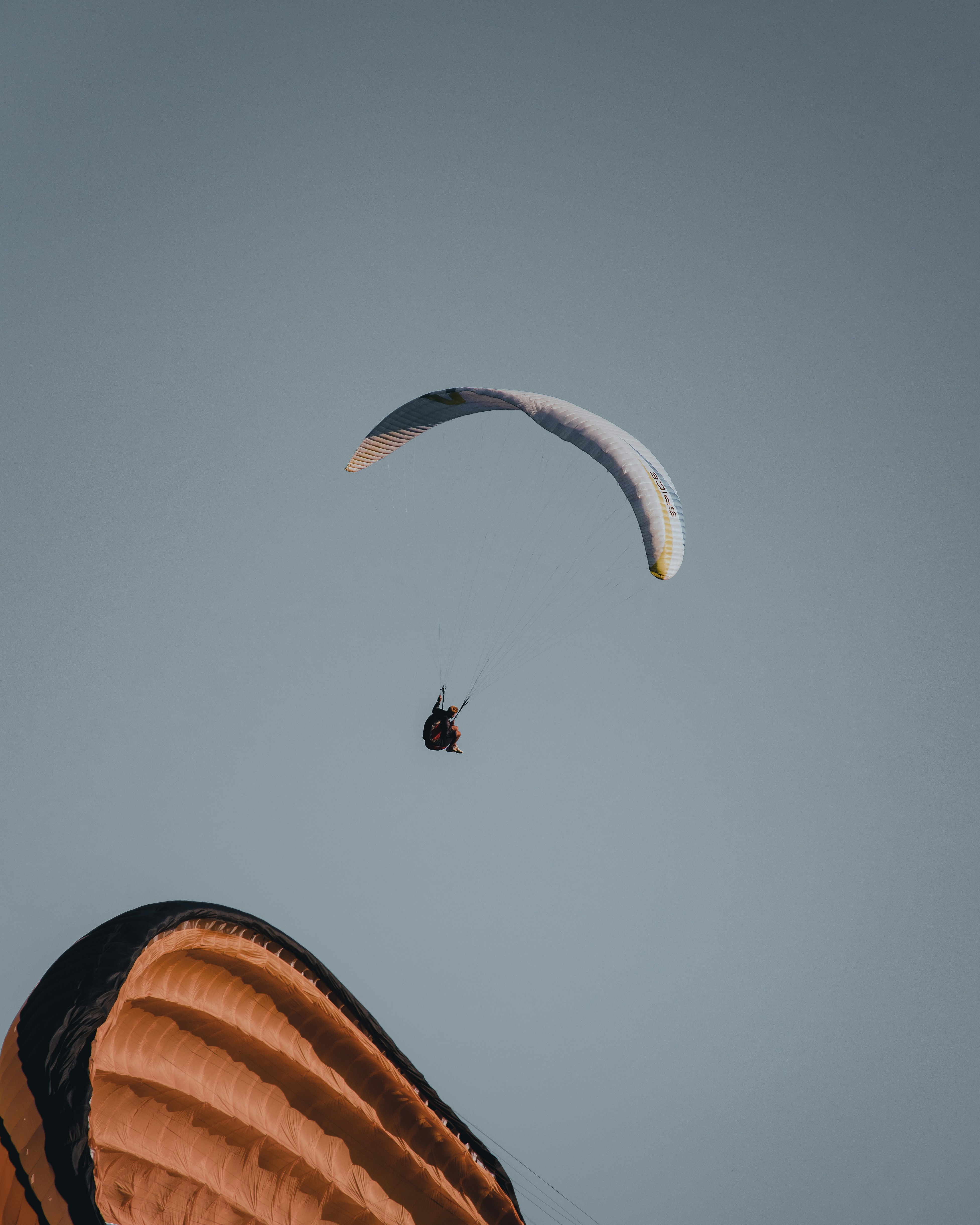 Persona en paracaídas durante el día