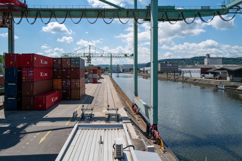 Contenedores de carga rojos en el muelle durante el día