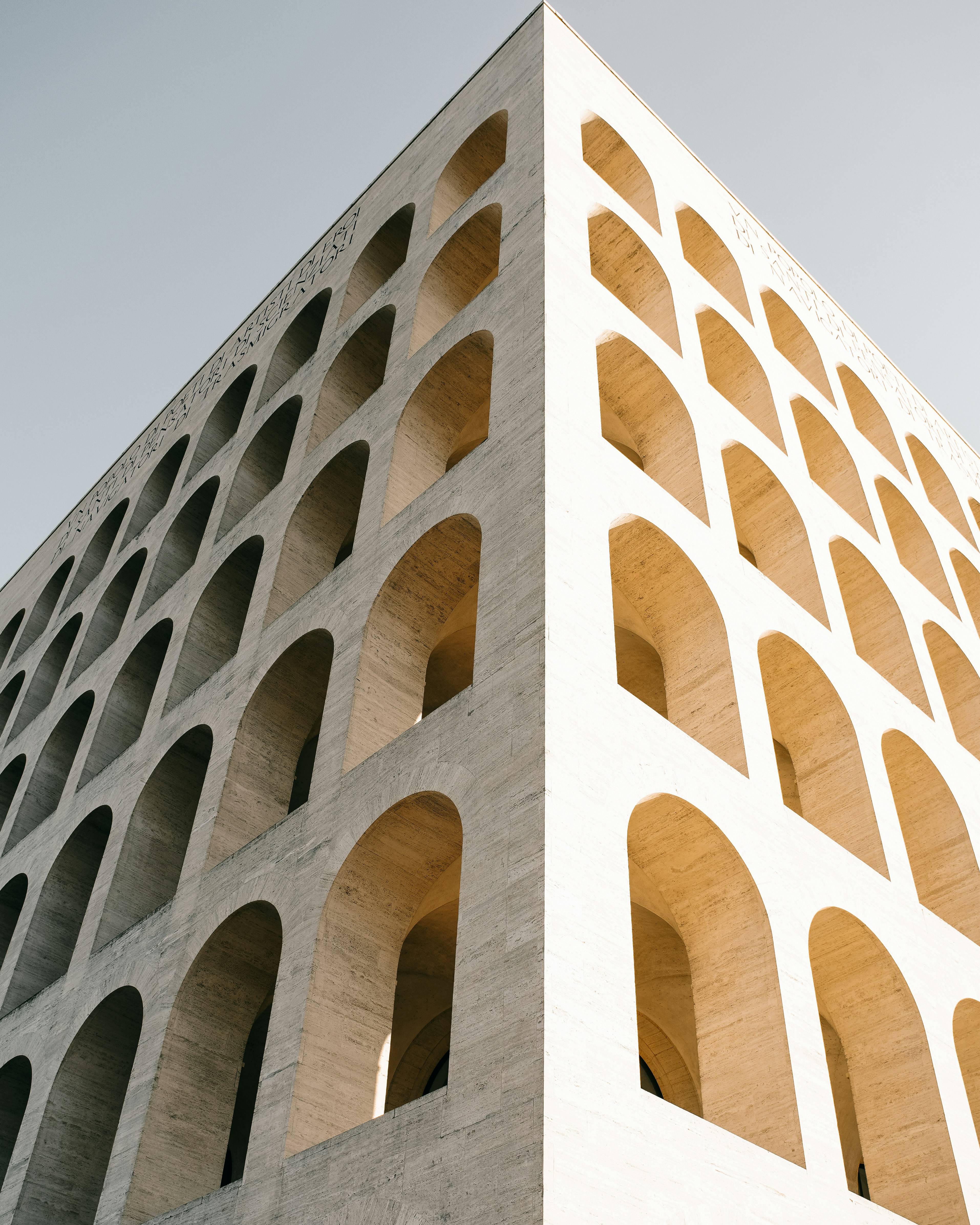 edificio in cemento marrone sotto il cielo blu durante il giorno