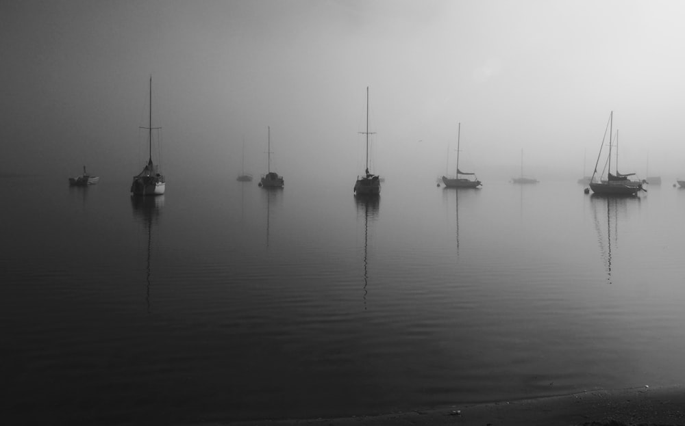 foto in scala di grigi della barca sull'acqua
