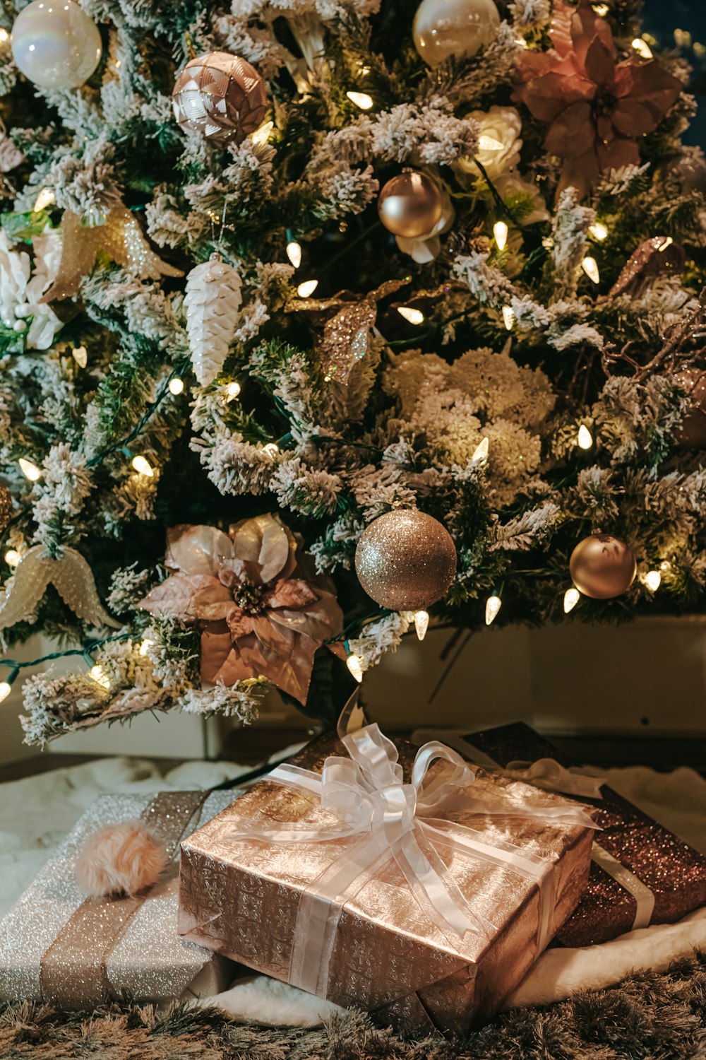 enfeites de ouro e prata na árvore de Natal verde