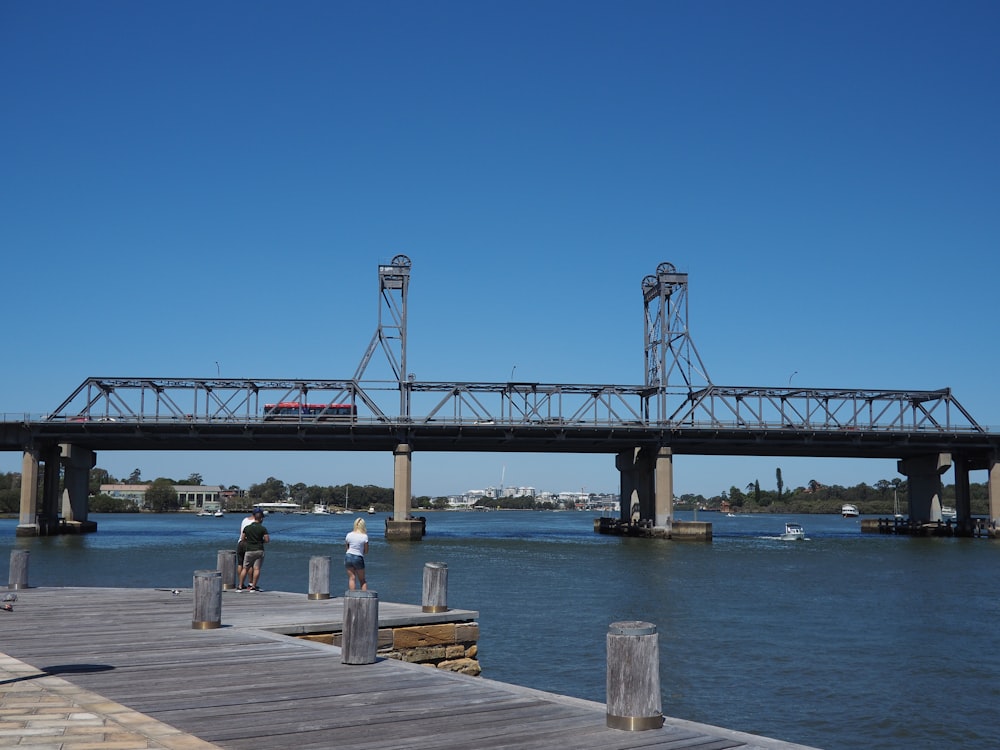 personnes marchant sur le pont pendant la journée