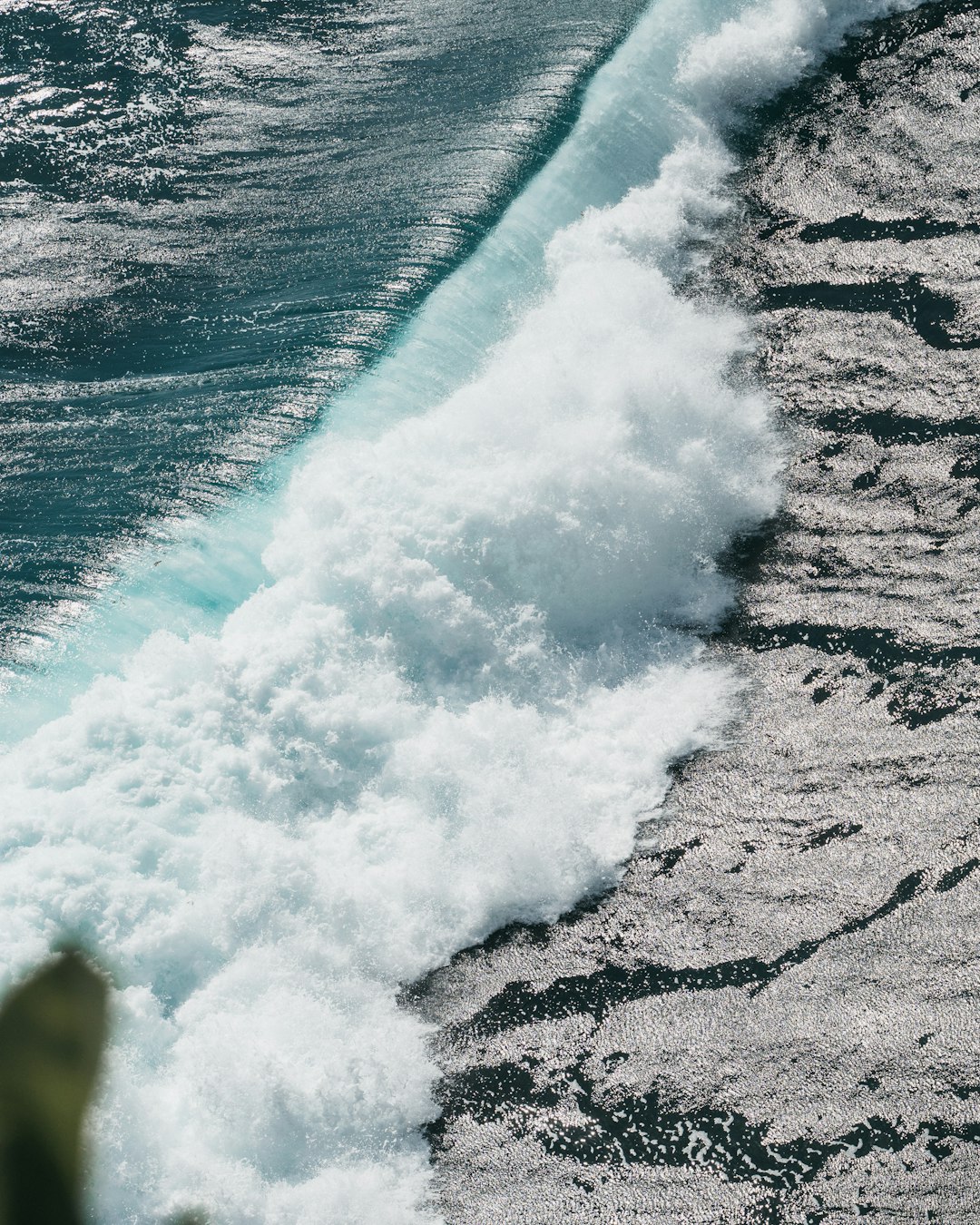 ocean waves crashing on shore during daytime