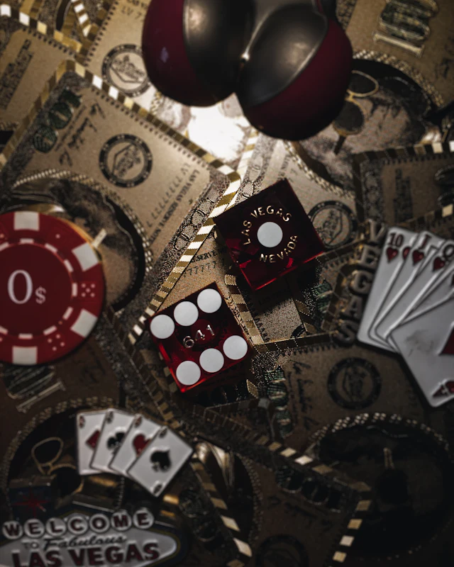 Ornamen merah dan emas bergaya bonus selamat datang