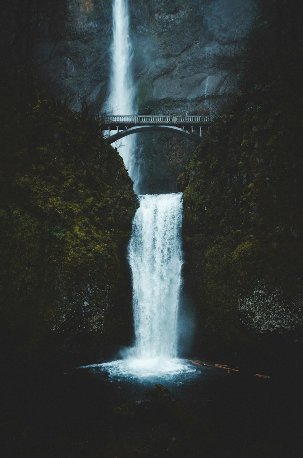 Cascadas bajo el puente durante el día