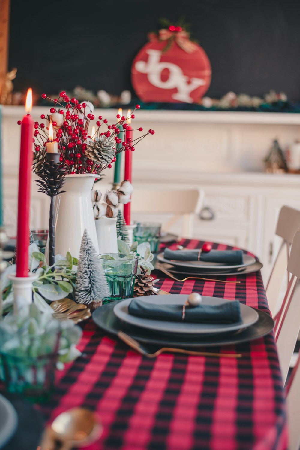 red candles on black round table