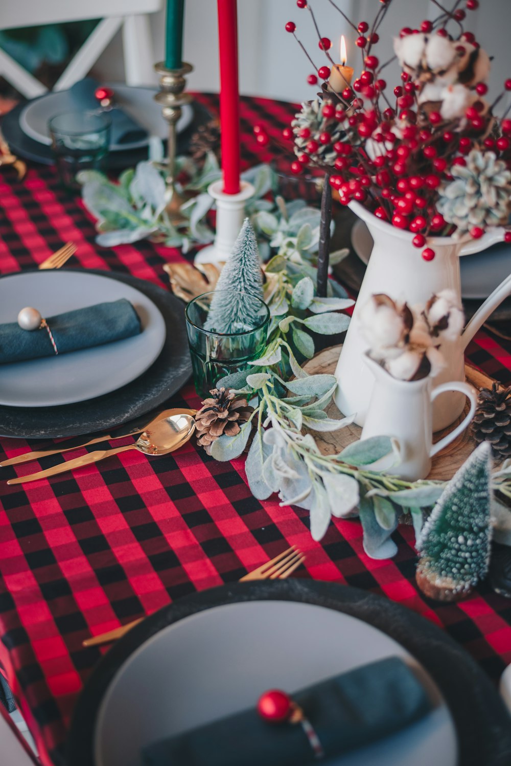 赤と白の市松模様のテーブルクロスに白いセラミックキャンドルホルダー