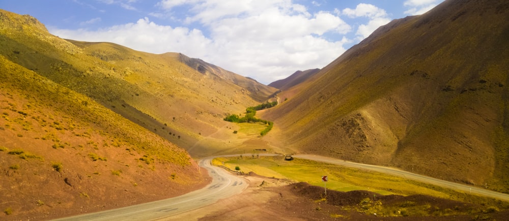 Campo de hierba verde y montaña durante el día