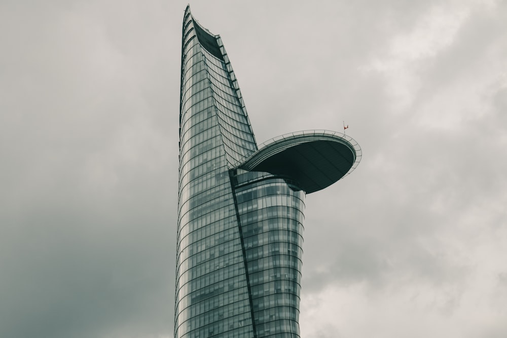 Edificio de hormigón gris bajo el cielo blanco durante el día