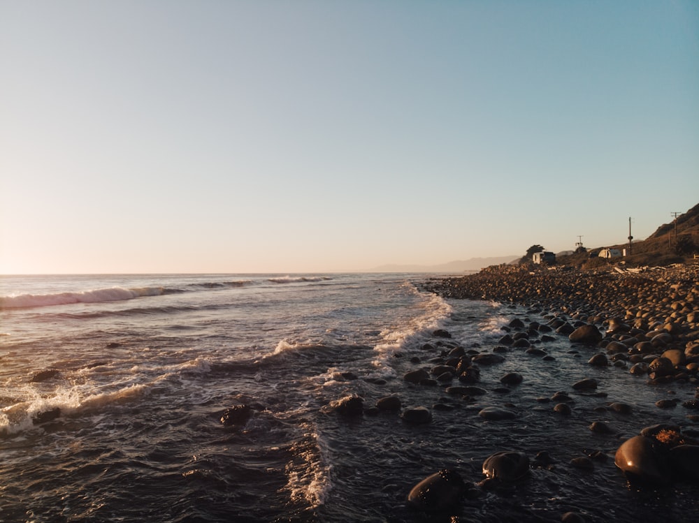 Les vagues de l’océan s’écrasent sur les rochers pendant la journée