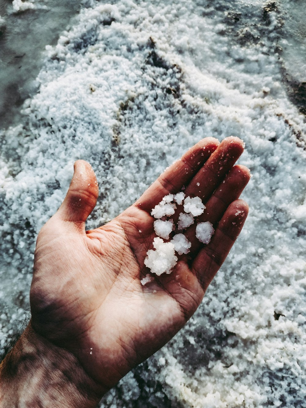 pietre bianche sulla mano delle persone