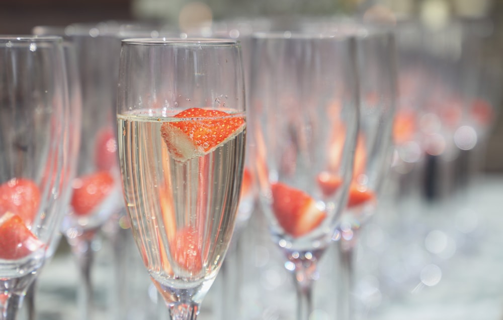 verre à vin transparent avec liquide rouge