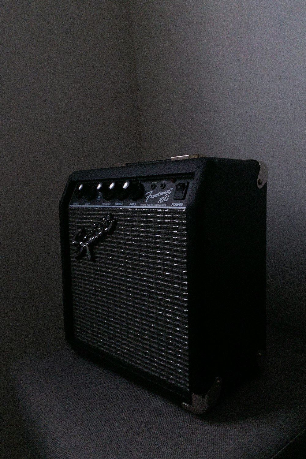 Amplificador de guitarra negro y gris