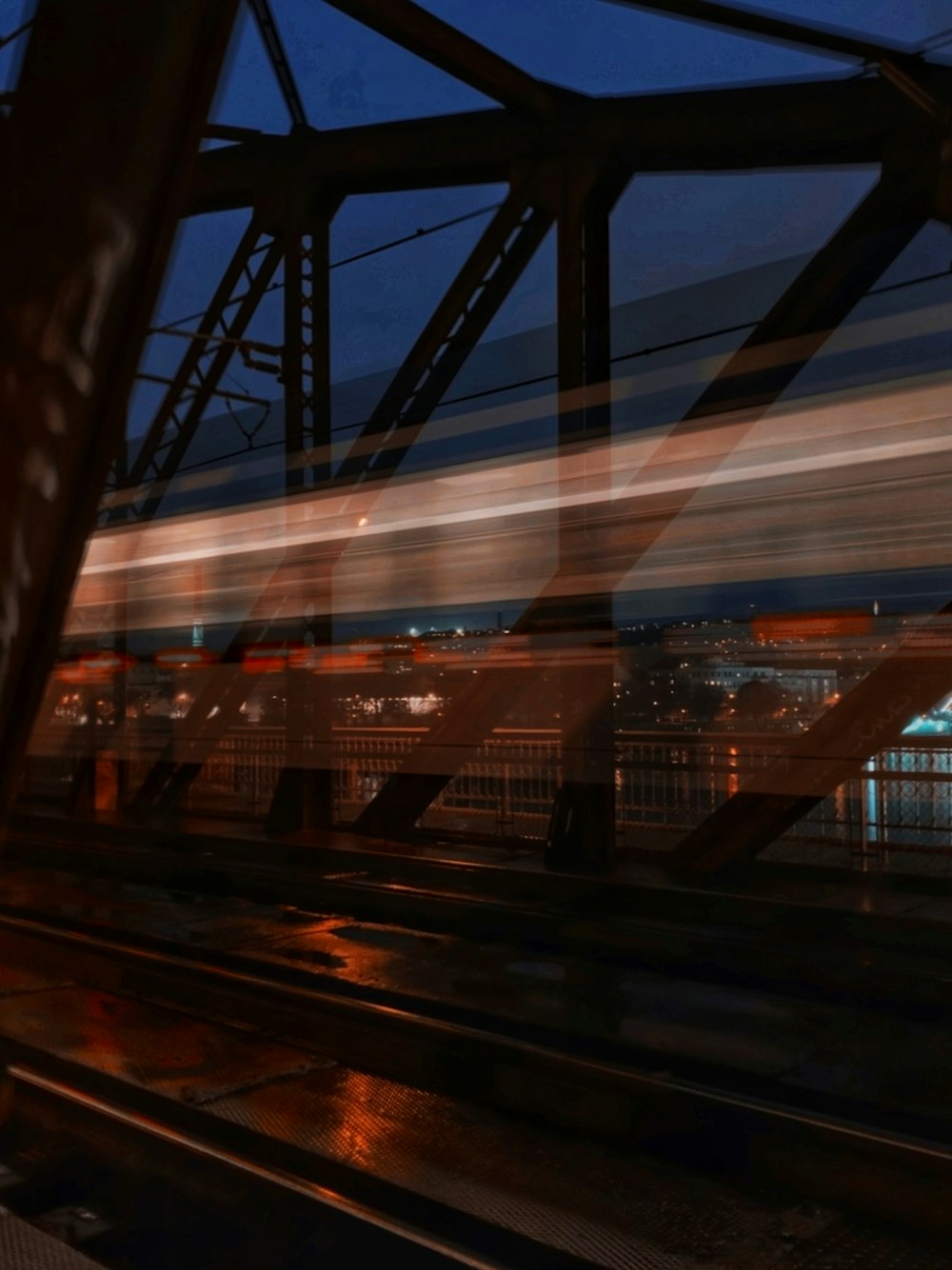 Fotografía de lapso de tiempo de las luces de la ciudad durante la noche