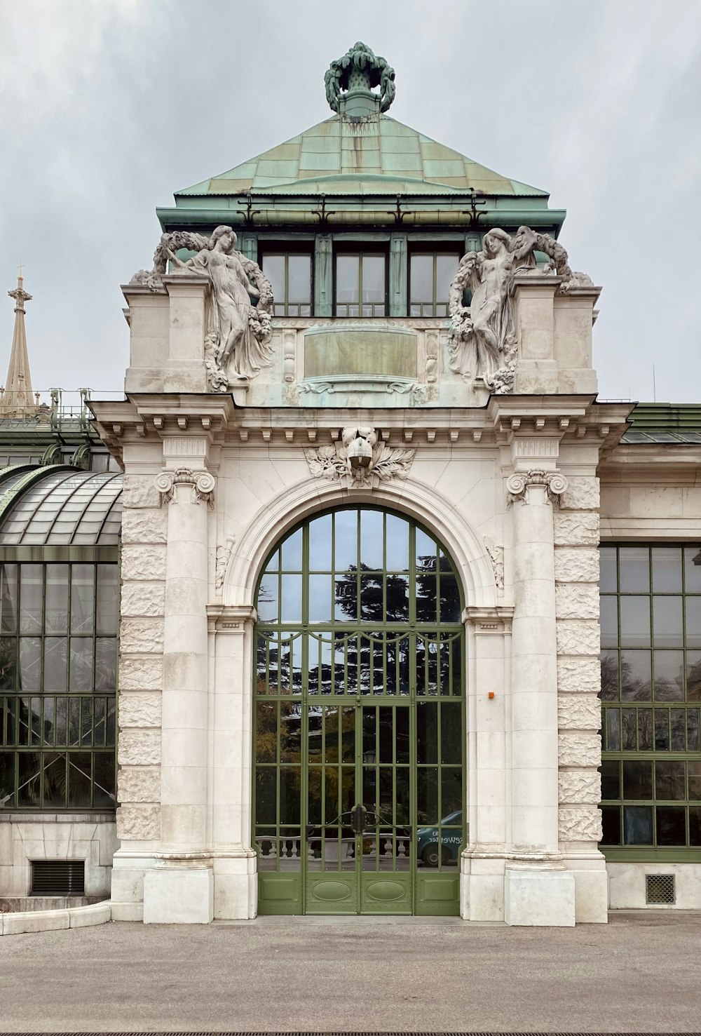 Weißes Betongebäude mit grünem Metallfenster