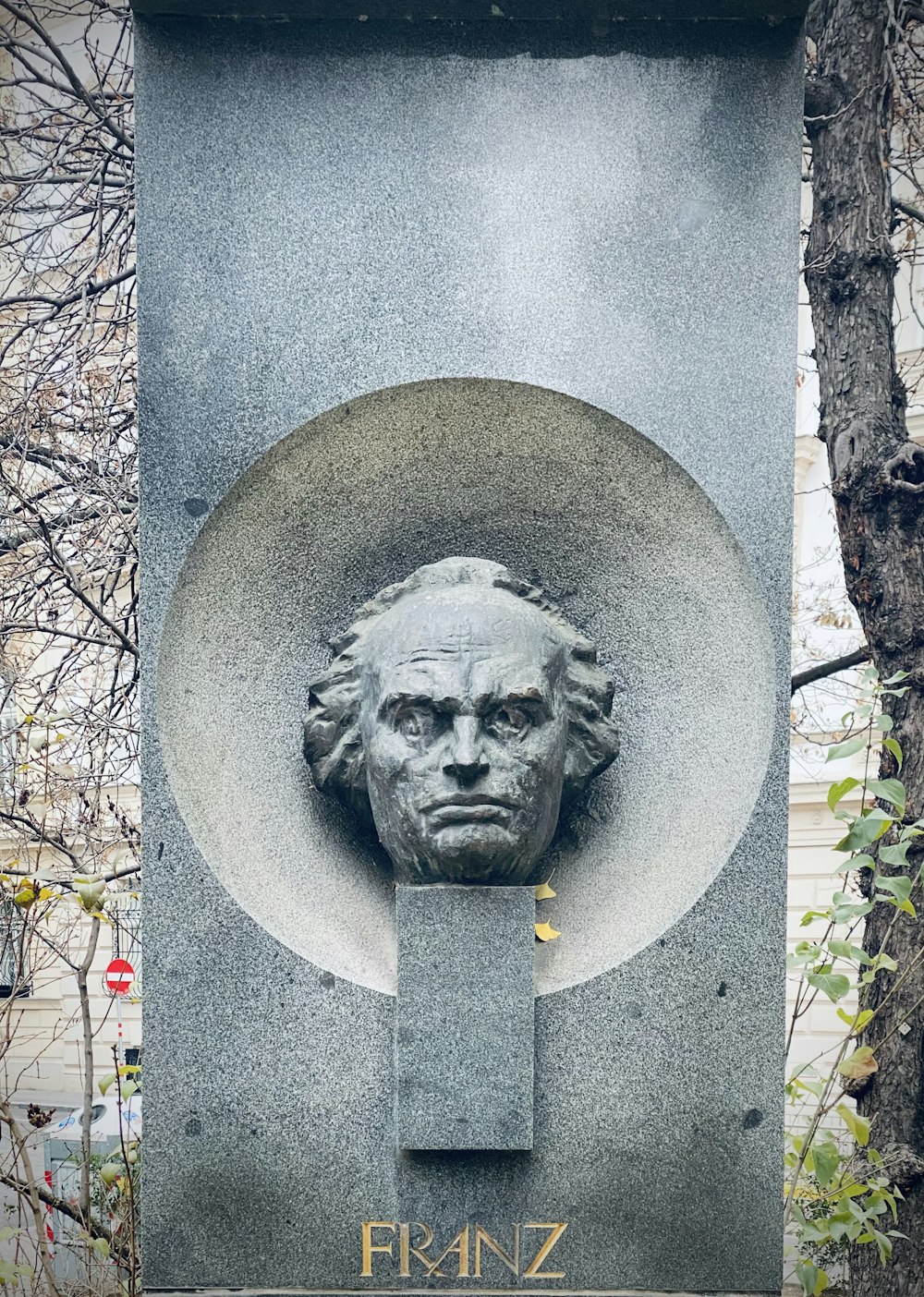 Statua con testa di leone in cemento grigio
