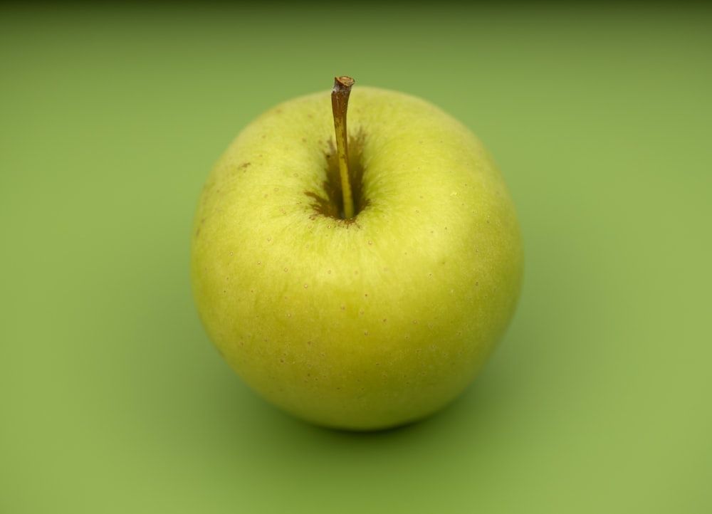 fruta verde da maçã na superfície verde