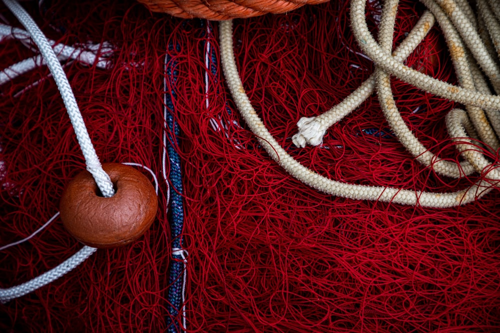 corda marrom no têxtil vermelho