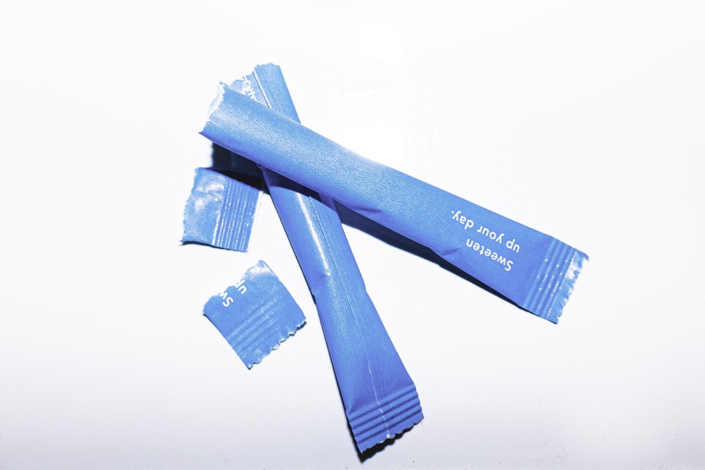 pacote de plástico azul e branco