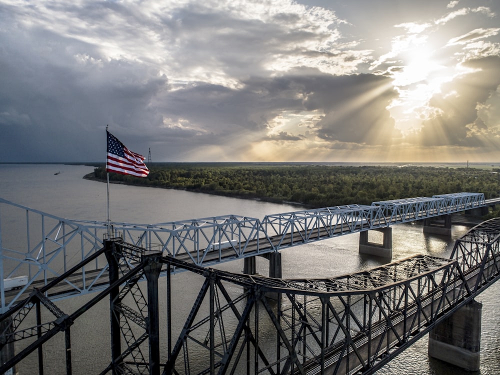 Una bandera en el puente bajo el cielo nublado durante el día