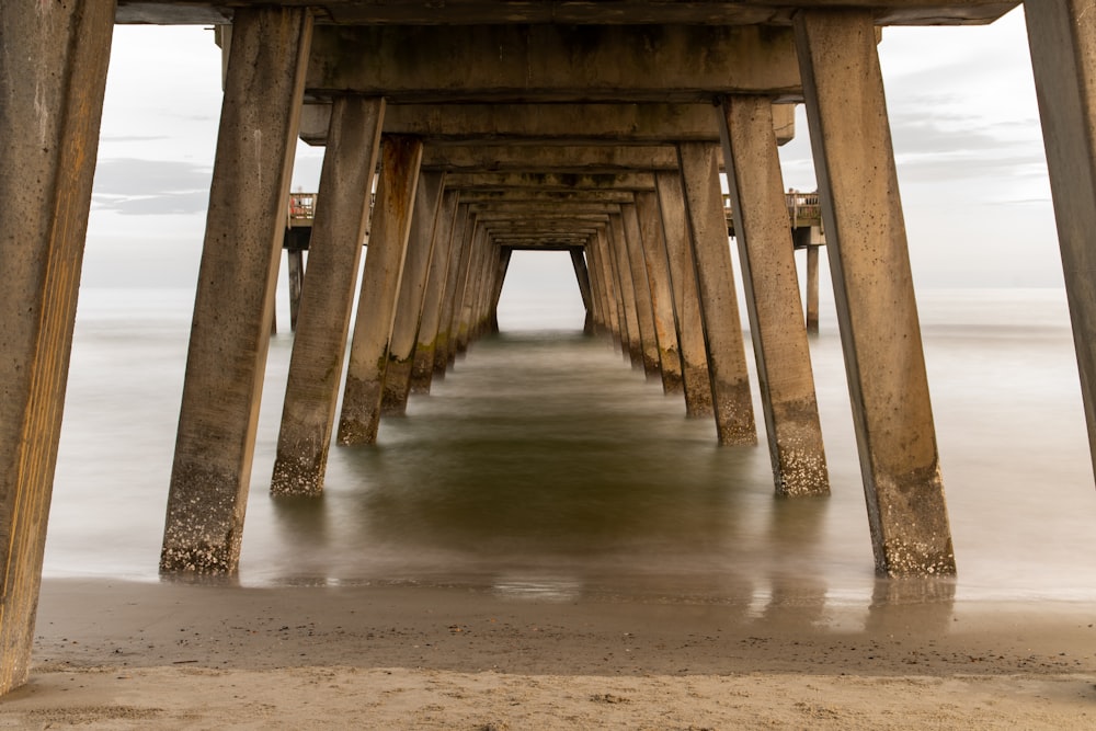 Braunes Holzdock am Strand tagsüber