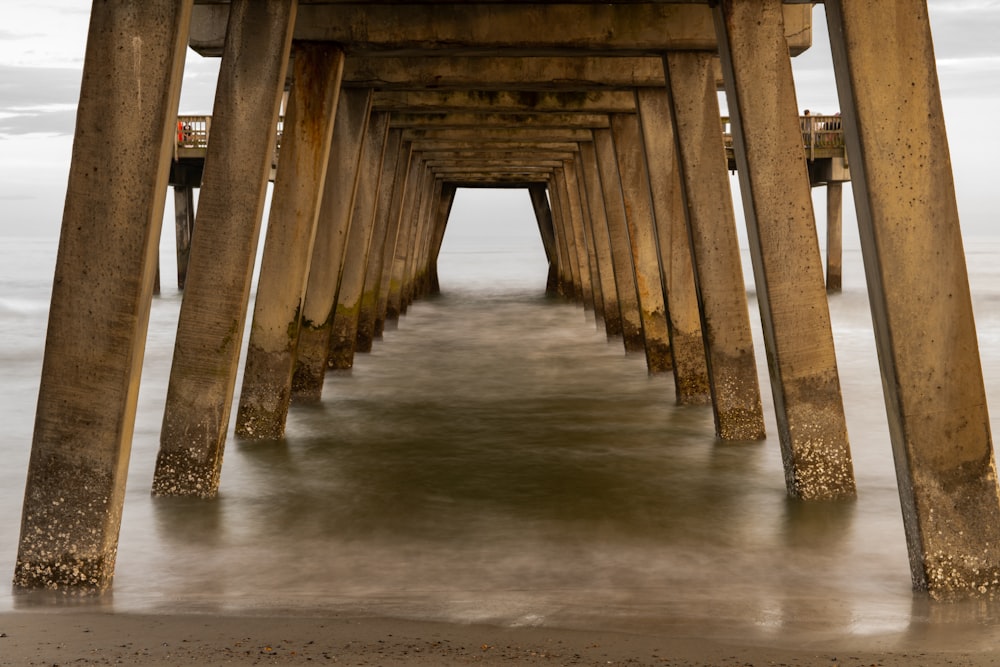 Muelle de madera marrón en el cuerpo de agua