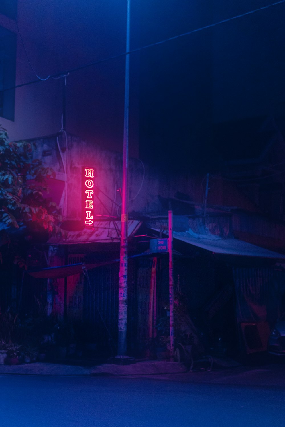 um sinal de néon vermelho na lateral de um edifício
