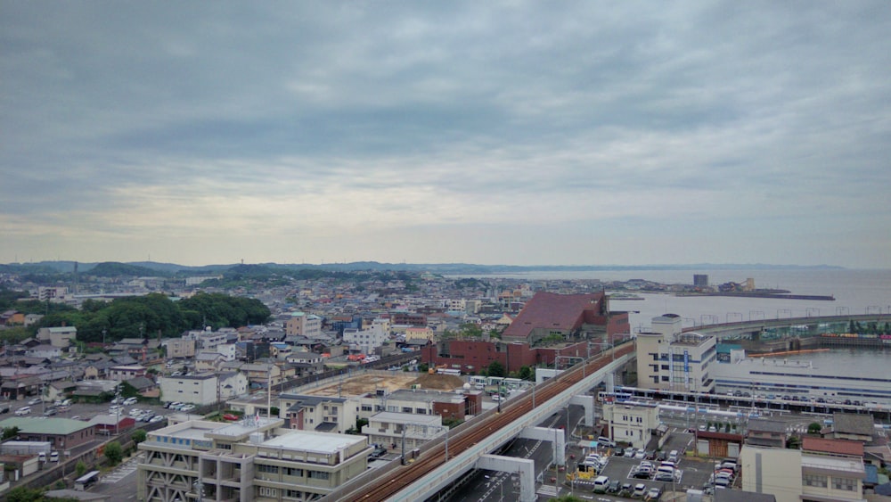 vista aérea dos edifícios da cidade durante o dia